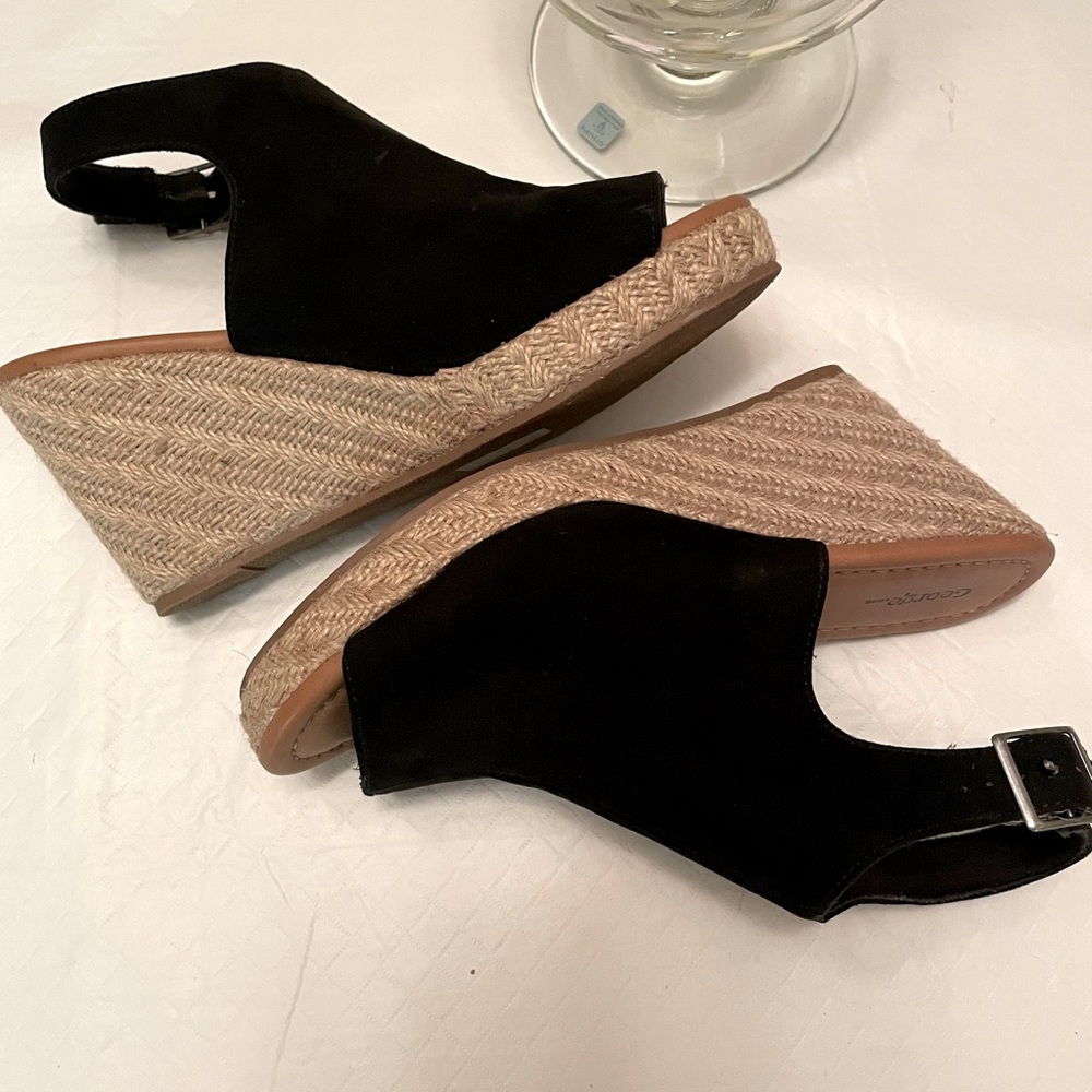 🌺🌺 2/$20.00🌺🌺George Tan coloured corded heel sueded black look upper & Buckles. - Picture 4 of 10